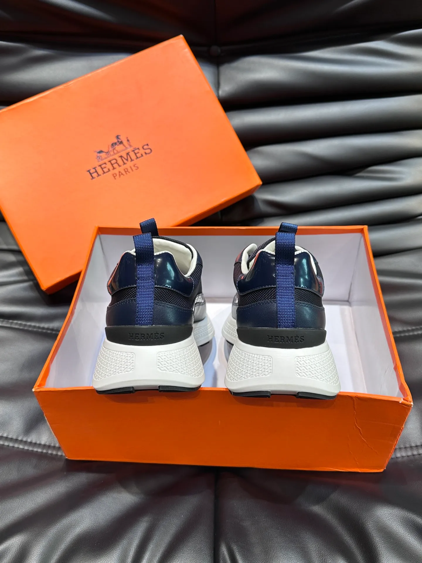 Factory price: 520💰HERMES/Hermes Hugo thick-soled sneakers are casual men's shoes. These sneakers are made of imported first-layer cowhide leather and breathable mesh design. The contrasting color design creates a dynamic and modern shape. The front end of the toe is decorated with natural-color rubber inlays, making it novel and fashionable. The texture is incomparable, with cowhide lining and cowhide foot pads, the upper foot is comfortable and breathable, and the rubber sole is decorated with geometric patterns and iconic "H" details. A very personal one! Size: 39-44 (customized at 38.45)